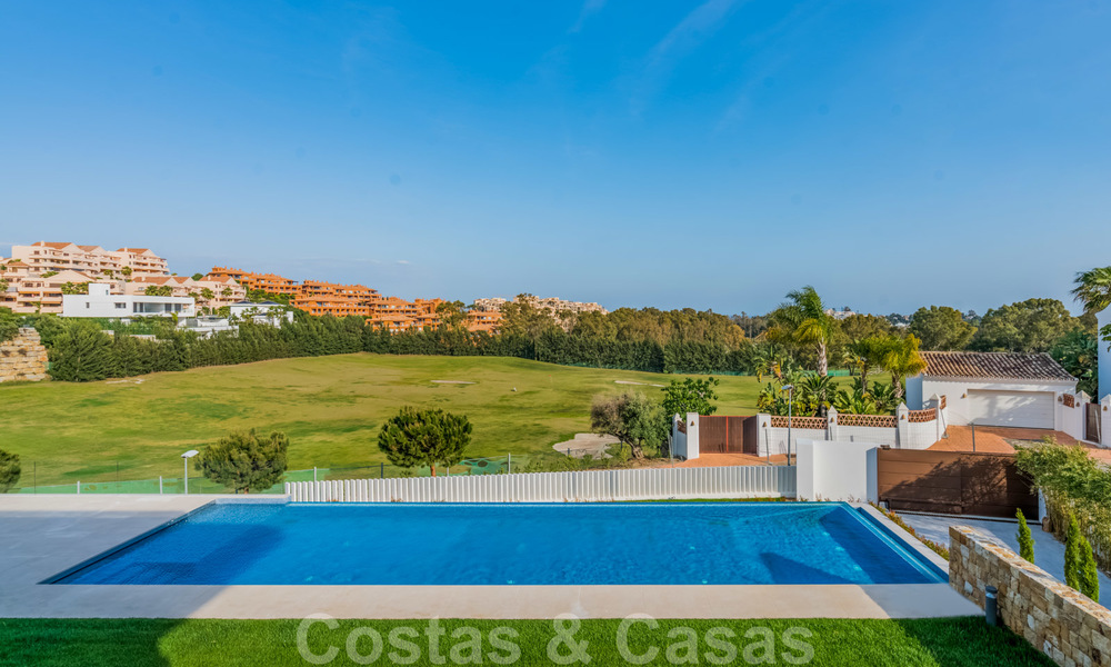 Prêt à emménager, nouvelle villa de luxe moderne et spacieuse à vendre, située directement sur le terrain de golf de Marbella - Benahavis 25921
