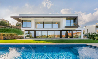 Prêt à emménager, nouvelle villa de luxe moderne et spacieuse à vendre, située directement sur le terrain de golf de Marbella - Benahavis 25922 