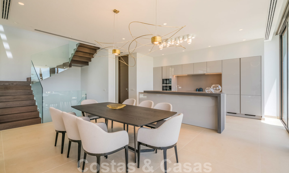 Prêt à emménager, nouvelle villa de luxe moderne et spacieuse à vendre, située directement sur le terrain de golf de Marbella - Benahavis 25925