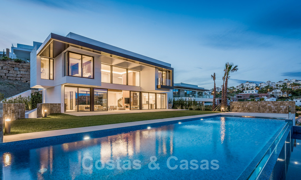 Prêt à emménager, nouvelle villa de luxe moderne et spacieuse à vendre, située directement sur le terrain de golf de Marbella - Benahavis 25929