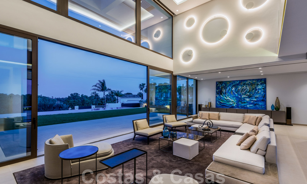 Prêt à emménager, nouvelle villa de luxe moderne et spacieuse à vendre, située directement sur le terrain de golf de Marbella - Benahavis 25930
