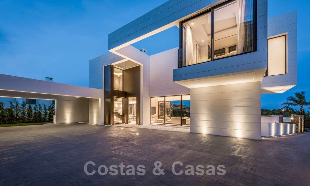 Prêt à emménager, nouvelle villa de luxe moderne et spacieuse à vendre, située directement sur le terrain de golf de Marbella - Benahavis 25931