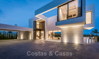 Prêt à emménager, nouvelle villa de luxe moderne et spacieuse à vendre, située directement sur le terrain de golf de Marbella - Benahavis 25931 