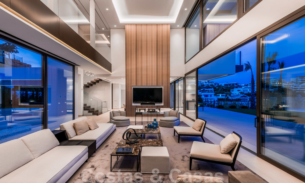 Prêt à emménager, nouvelle villa de luxe moderne et spacieuse à vendre, située directement sur le terrain de golf de Marbella - Benahavis 25932