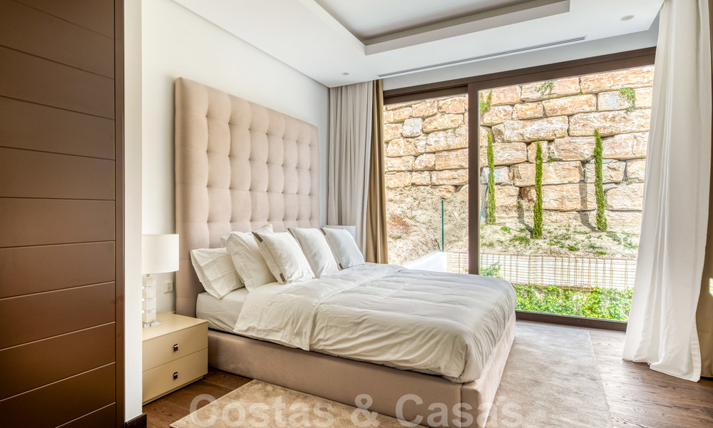 Prêt à emménager, nouvelle villa de luxe moderne et spacieuse à vendre, située directement sur le terrain de golf de Marbella - Benahavis 25937