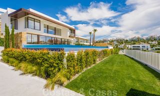 Prêt à emménager, nouvelle villa de luxe moderne et spacieuse à vendre, située directement sur le terrain de golf de Marbella - Benahavis 25939 