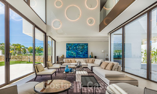 Prêt à emménager, nouvelle villa de luxe moderne et spacieuse à vendre, située directement sur le terrain de golf de Marbella - Benahavis 25940 
