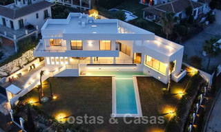 Villa moderne avec vue sur la mer à vendre sur le golf de Los Flamingos à Marbella - Benahavis. Prix réduit. 25999 