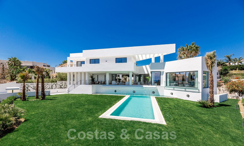 Villa moderne avec vue sur la mer à vendre sur le golf de Los Flamingos à Marbella - Benahavis. Prix réduit. 26000