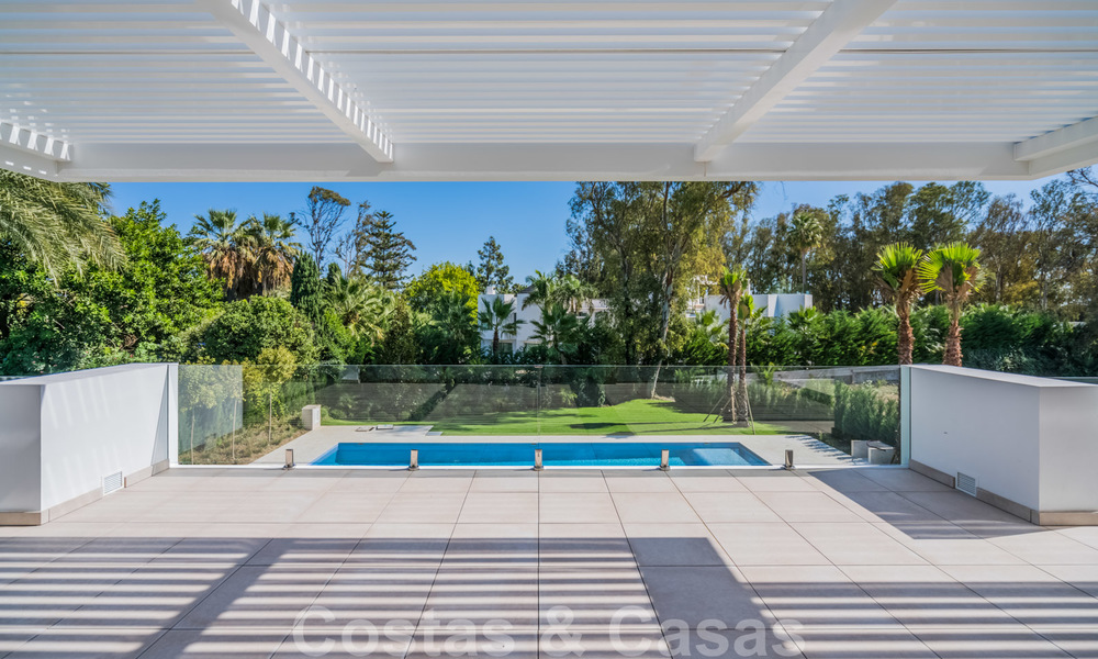 Emménager dans une villa moderne prêt de la mer à vendre dans la prestigieuse Baja de Guadalmina à Marbella 26067