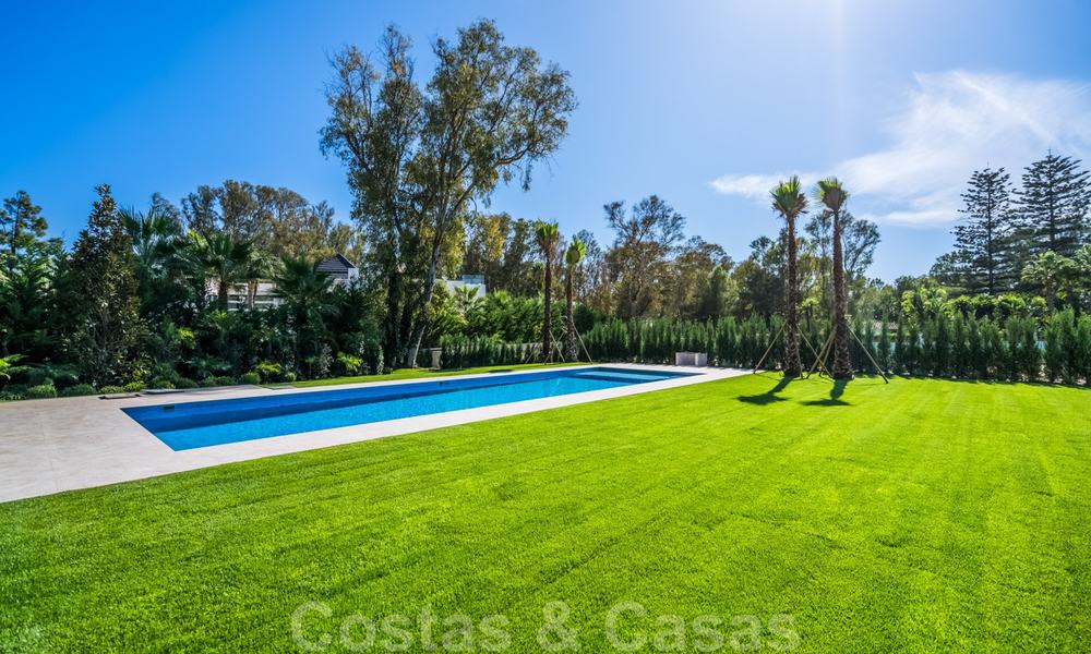 Emménager dans une villa moderne prêt de la mer à vendre dans la prestigieuse Baja de Guadalmina à Marbella 26070