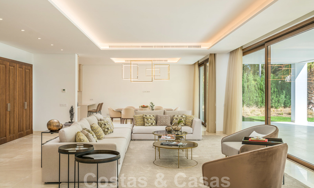Emménager dans une villa moderne prêt de la mer à vendre dans la prestigieuse Baja de Guadalmina à Marbella 26073