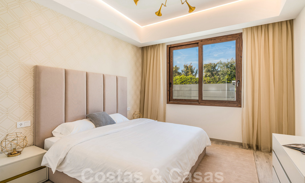 Emménager dans une villa moderne prêt de la mer à vendre dans la prestigieuse Baja de Guadalmina à Marbella 26079