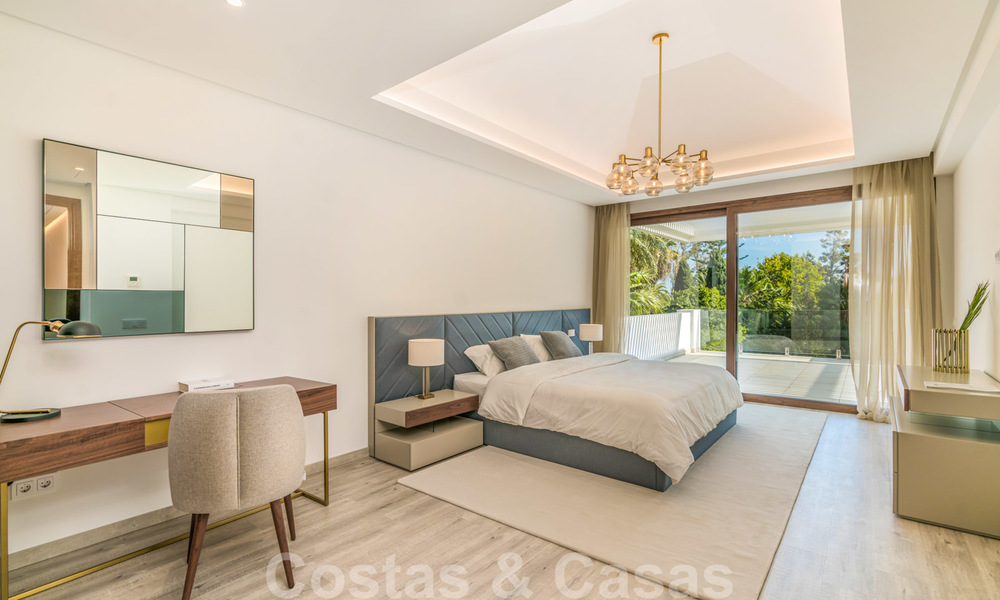 Emménager dans une villa moderne prêt de la mer à vendre dans la prestigieuse Baja de Guadalmina à Marbella 26083