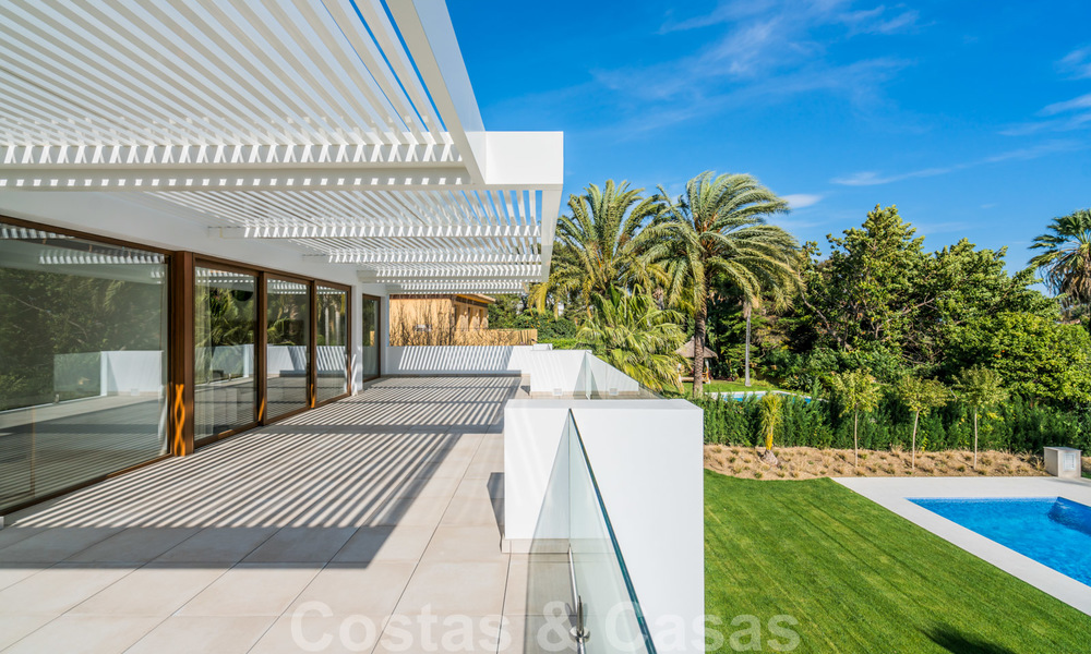 Emménager dans une villa moderne prêt de la mer à vendre dans la prestigieuse Baja de Guadalmina à Marbella 26084