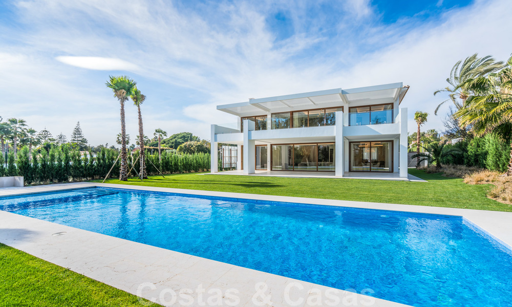 Emménager dans une villa moderne prêt de la mer à vendre dans la prestigieuse Baja de Guadalmina à Marbella 26087