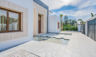 Emménager dans une villa moderne prêt de la mer à vendre dans la prestigieuse Baja de Guadalmina à Marbella 26088 