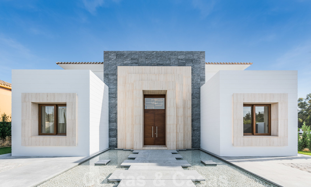 Emménager dans une villa moderne prêt de la mer à vendre dans la prestigieuse Baja de Guadalmina à Marbella 26090