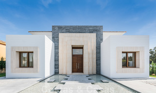 Emménager dans une villa moderne prêt de la mer à vendre dans la prestigieuse Baja de Guadalmina à Marbella 26090 