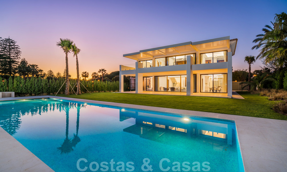 Emménager dans une villa moderne prêt de la mer à vendre dans la prestigieuse Baja de Guadalmina à Marbella 26103