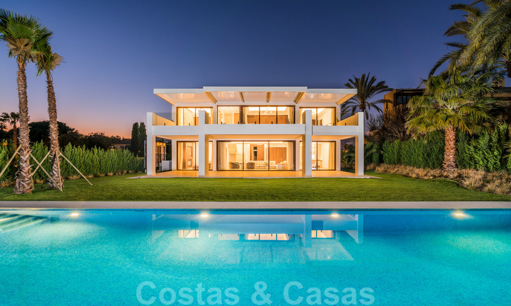 Emménager dans une villa moderne prêt de la mer à vendre dans la prestigieuse Baja de Guadalmina à Marbella 26104
