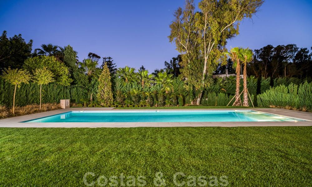 Emménager dans une villa moderne prêt de la mer à vendre dans la prestigieuse Baja de Guadalmina à Marbella 26105