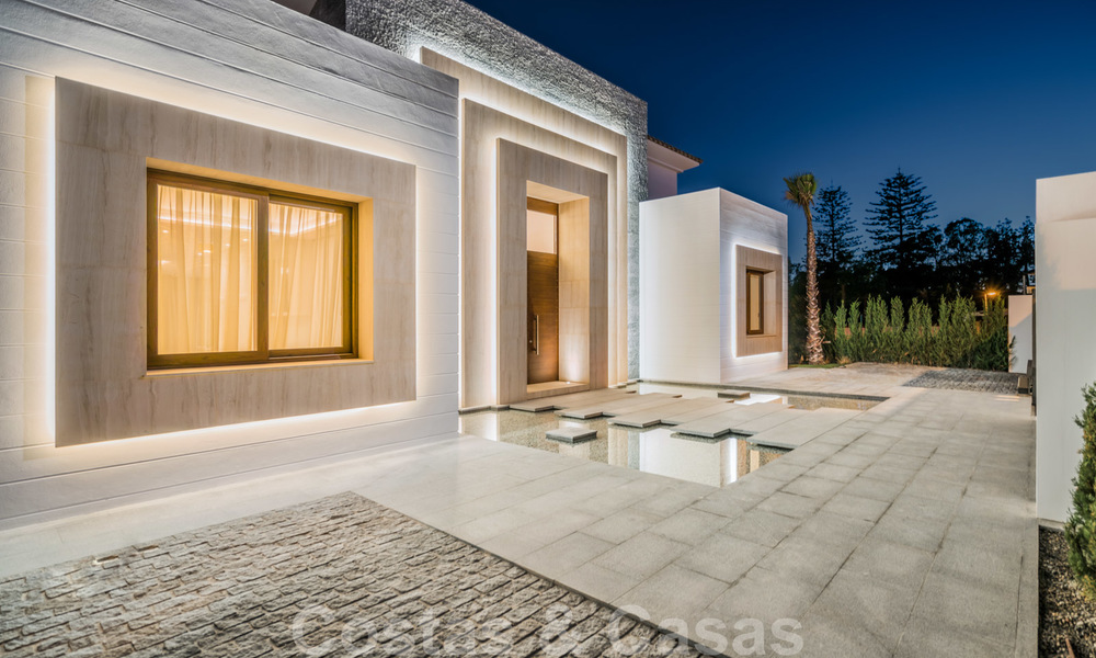 Emménager dans une villa moderne prêt de la mer à vendre dans la prestigieuse Baja de Guadalmina à Marbella 26106
