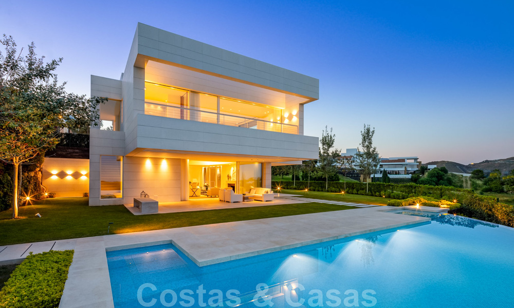 Villa à vendre sur le golf de Los Flamingos de style moderne et élégant, avec vue panoramique sur le golf et la mer, à Marbella - Benahavis 26107
