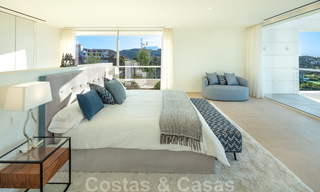 Villa à vendre sur le golf de Los Flamingos de style moderne et élégant, avec vue panoramique sur le golf et la mer, à Marbella - Benahavis 26108 