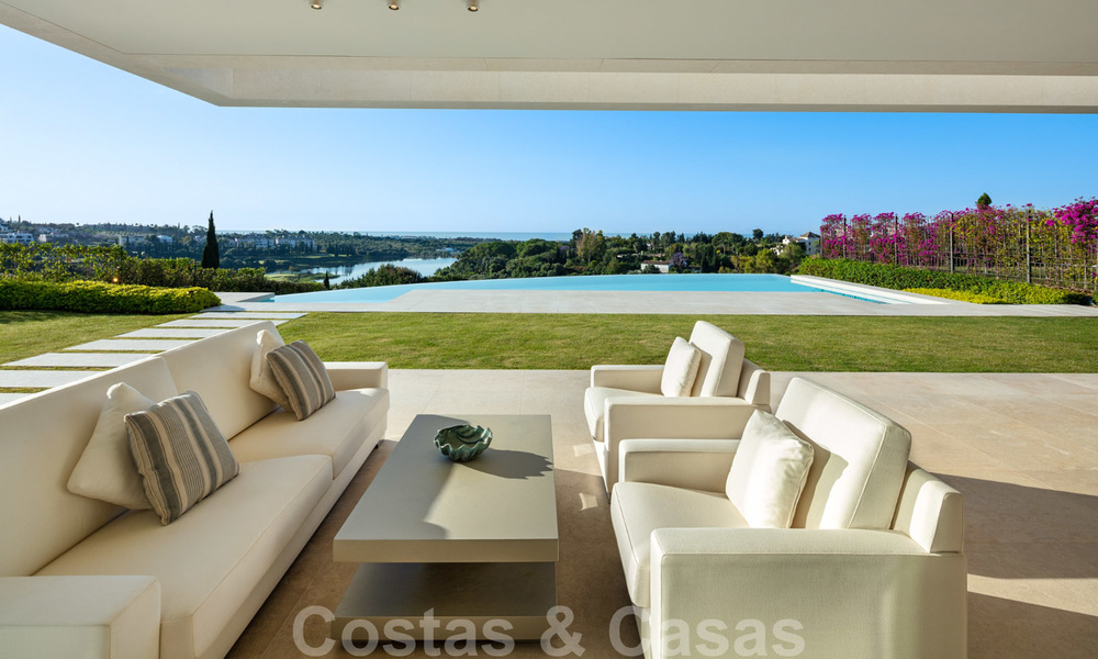 Villa à vendre sur le golf de Los Flamingos de style moderne et élégant, avec vue panoramique sur le golf et la mer, à Marbella - Benahavis 26110