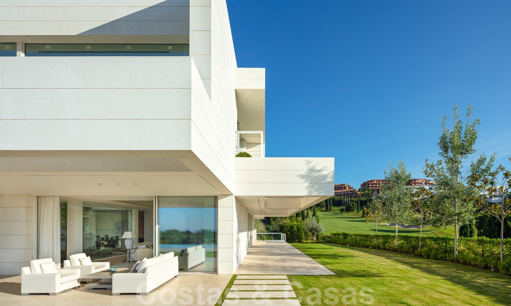 Villa à vendre sur le golf de Los Flamingos de style moderne et élégant, avec vue panoramique sur le golf et la mer, à Marbella - Benahavis 26111