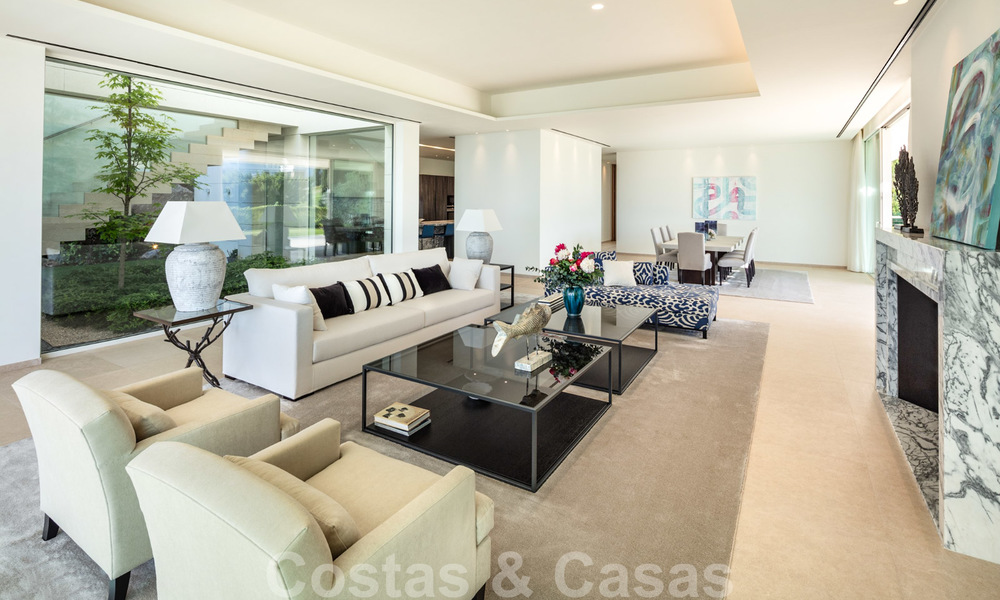 Villa à vendre sur le golf de Los Flamingos de style moderne et élégant, avec vue panoramique sur le golf et la mer, à Marbella - Benahavis 26114