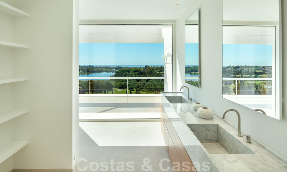 Villa à vendre sur le golf de Los Flamingos de style moderne et élégant, avec vue panoramique sur le golf et la mer, à Marbella - Benahavis 26118