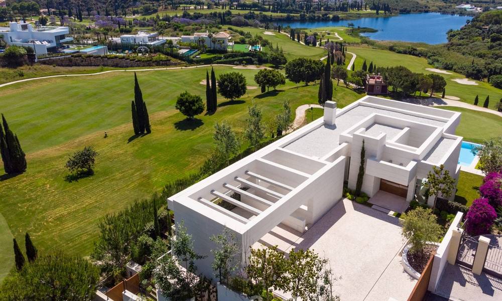 Villa à vendre sur le golf de Los Flamingos de style moderne et élégant, avec vue panoramique sur le golf et la mer, à Marbella - Benahavis 26120