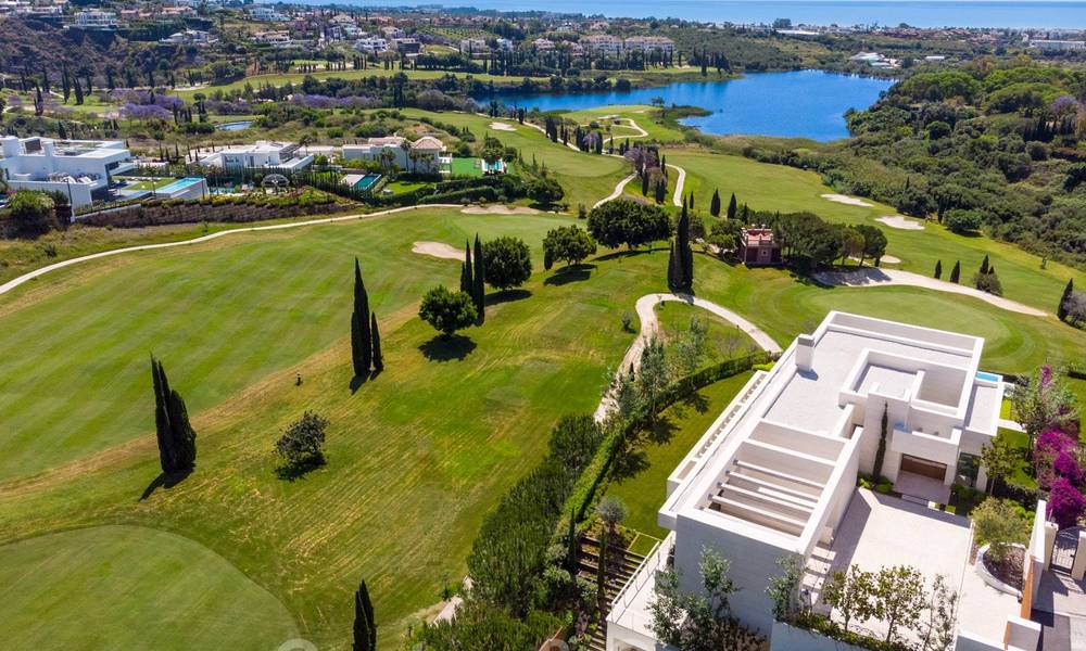 Villa à vendre sur le golf de Los Flamingos de style moderne et élégant, avec vue panoramique sur le golf et la mer, à Marbella - Benahavis 26121