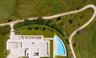 Villa à vendre sur le golf de Los Flamingos de style moderne et élégant, avec vue panoramique sur le golf et la mer, à Marbella - Benahavis 26122 