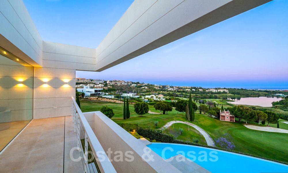 Villa à vendre sur le golf de Los Flamingos de style moderne et élégant, avec vue panoramique sur le golf et la mer, à Marbella - Benahavis 26123