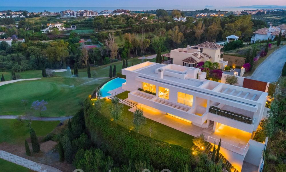 Villa à vendre sur le golf de Los Flamingos de style moderne et élégant, avec vue panoramique sur le golf et la mer, à Marbella - Benahavis 26124