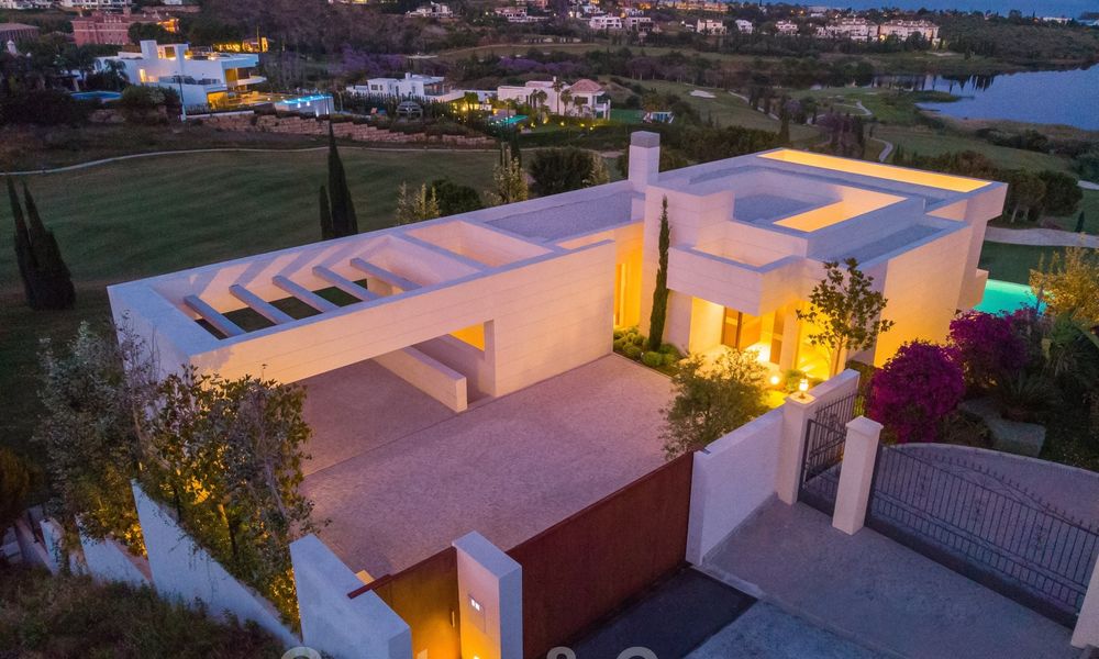 Villa à vendre sur le golf de Los Flamingos de style moderne et élégant, avec vue panoramique sur le golf et la mer, à Marbella - Benahavis 26125
