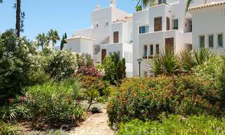 Spacieux appartement avec jardin à vendre avec vue sur la mer dans un beau complexe directement sur la plage à Los Monteros, Marbella 26127 