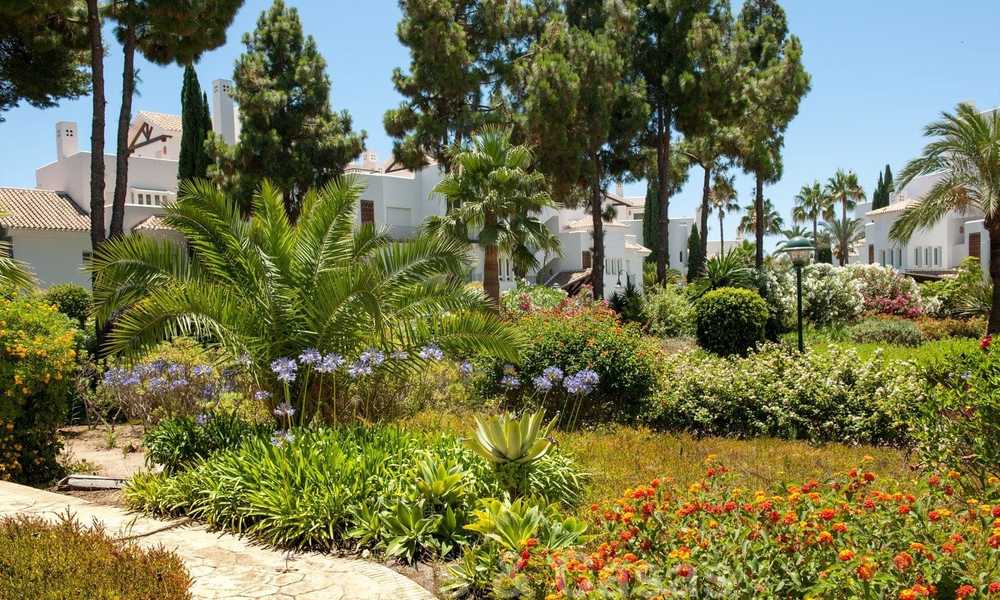 Spacieux appartement avec jardin à vendre avec vue sur la mer dans un beau complexe directement sur la plage à Los Monteros, Marbella 26128