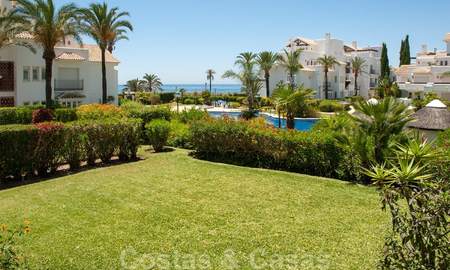 Spacieux appartement avec jardin à vendre avec vue sur la mer dans un beau complexe directement sur la plage à Los Monteros, Marbella 26130