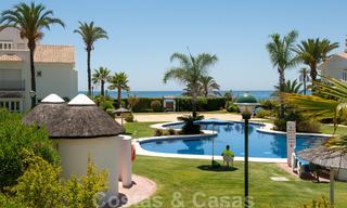 Spacieux appartement avec jardin à vendre avec vue sur la mer dans un beau complexe directement sur la plage à Los Monteros, Marbella 26132 