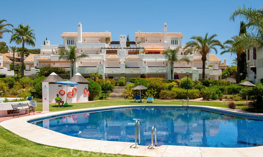 Spacieux appartement avec jardin à vendre avec vue sur la mer dans un beau complexe directement sur la plage à Los Monteros, Marbella 26133