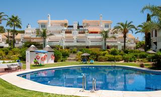 Spacieux appartement avec jardin à vendre avec vue sur la mer dans un beau complexe directement sur la plage à Los Monteros, Marbella 26133 