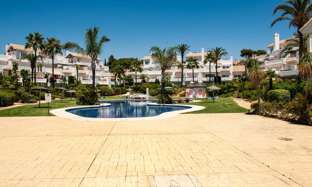 Spacieux appartement avec jardin à vendre avec vue sur la mer dans un beau complexe directement sur la plage à Los Monteros, Marbella 26134