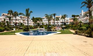 Spacieux appartement avec jardin à vendre avec vue sur la mer dans un beau complexe directement sur la plage à Los Monteros, Marbella 26134 