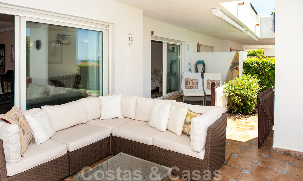 Spacieux appartement avec jardin à vendre avec vue sur la mer dans un beau complexe directement sur la plage à Los Monteros, Marbella 26141