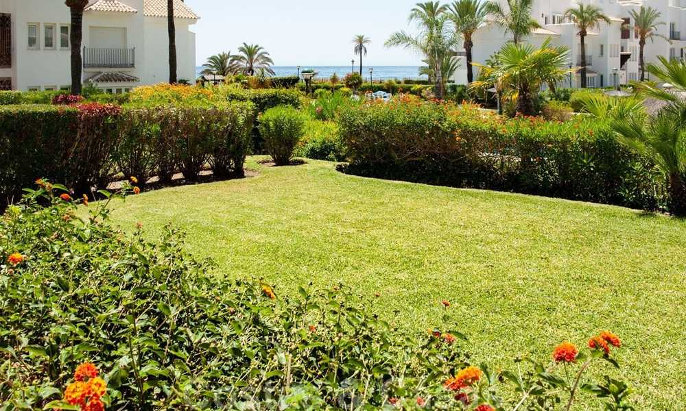Spacieux appartement avec jardin à vendre avec vue sur la mer dans un beau complexe directement sur la plage à Los Monteros, Marbella 26146
