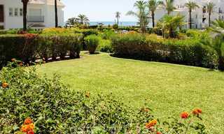 Spacieux appartement avec jardin à vendre avec vue sur la mer dans un beau complexe directement sur la plage à Los Monteros, Marbella 26146 